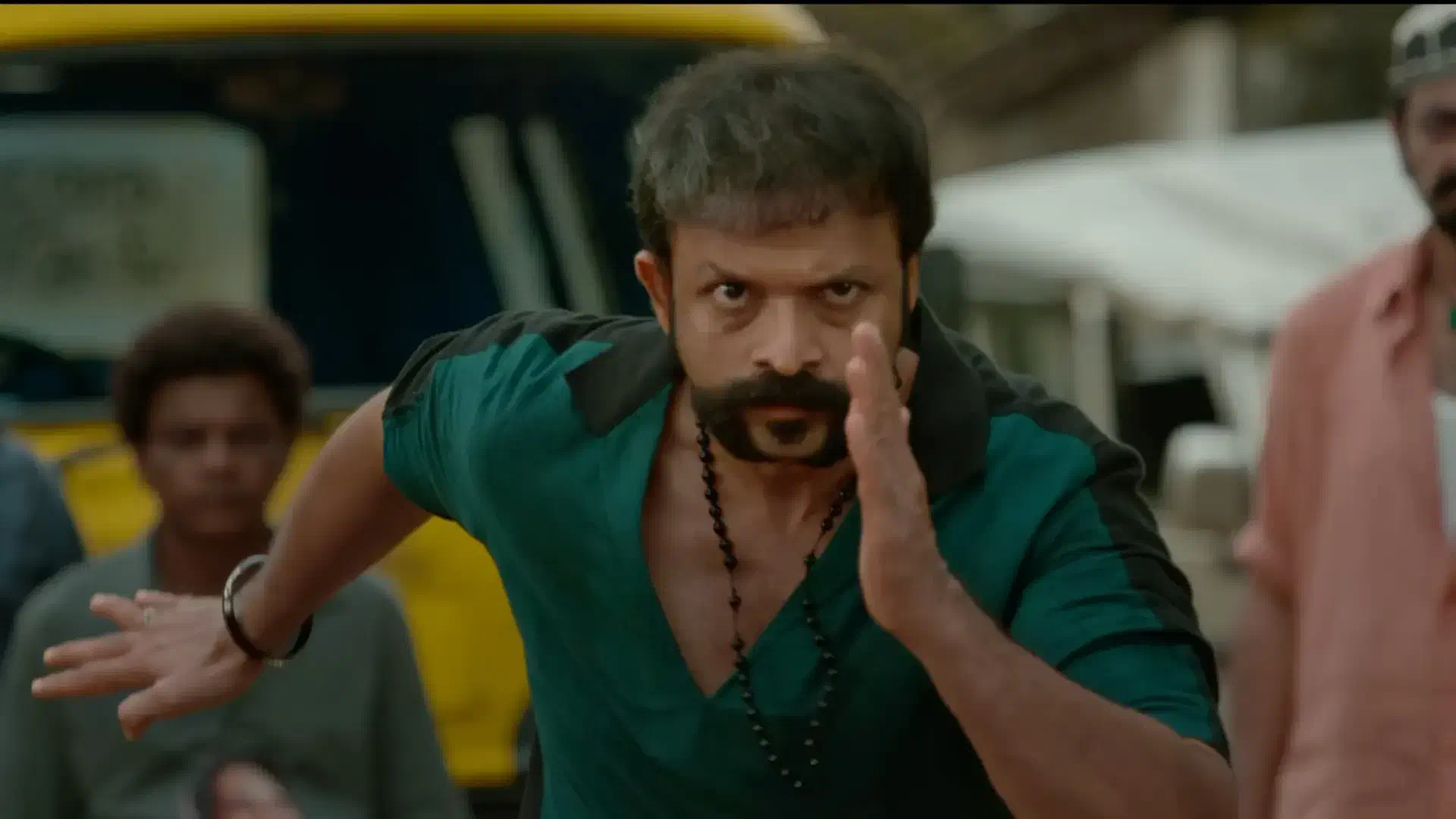 Image of scene from the film Aadu 3