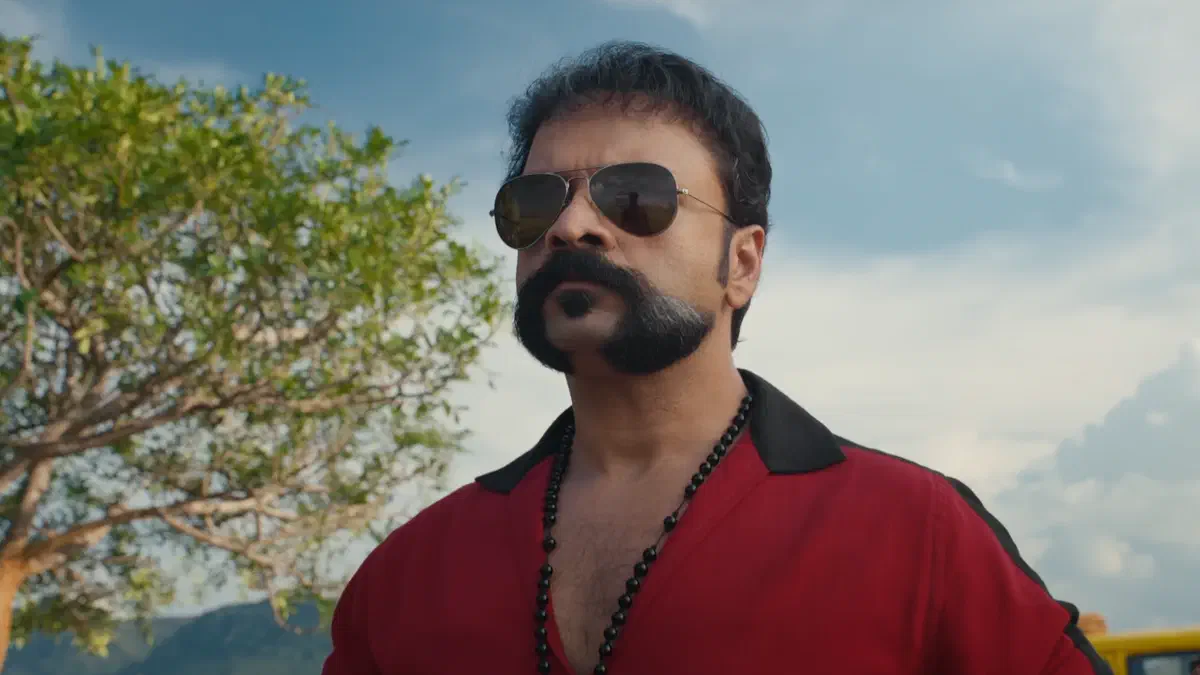 Image of scene from the film Aadu 3