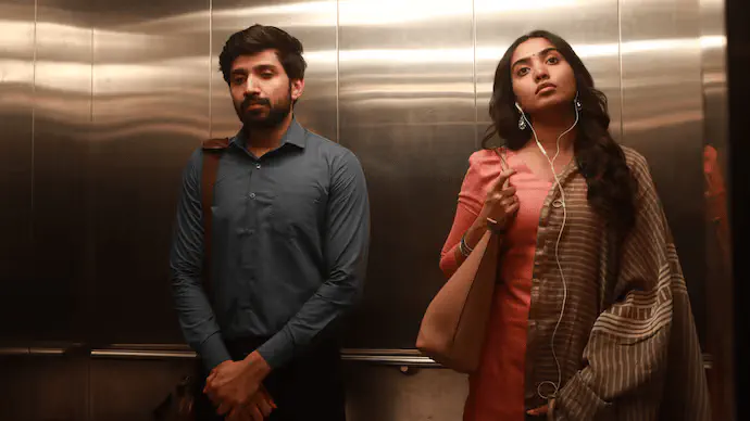 Image of scene from the film Aaromaley