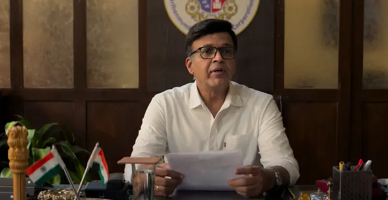 Image of scene from the film Ata Thambaycha Naay!