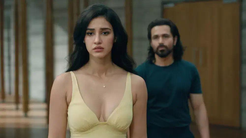 Image of scene from the film Awarapan 2