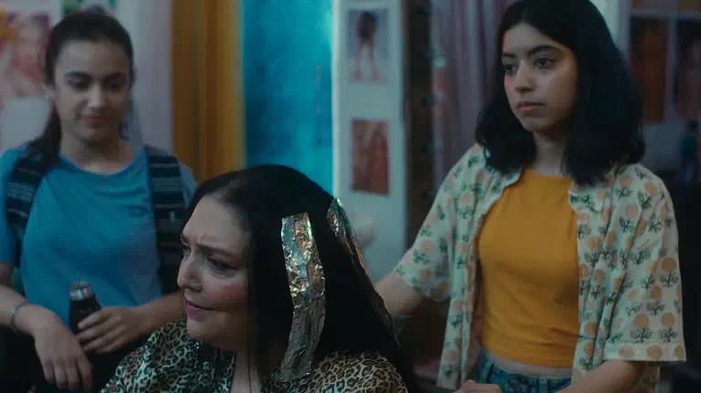 Image of scene from the film Bobby Beauty Parlour