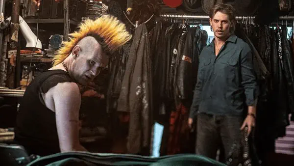 Image of scene from the film Caught Stealing