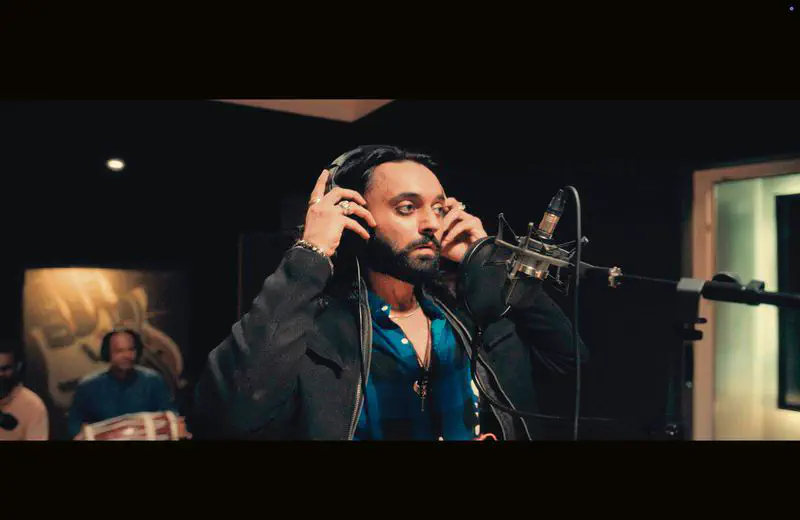 Image of scene from the film Chamak