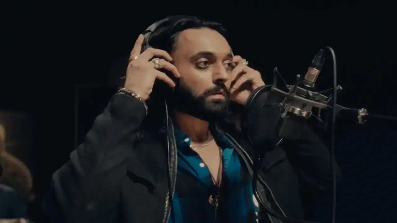 Image of scene from the film Chamak