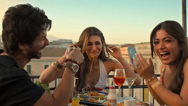 Image of scene from the film Cocktail 2