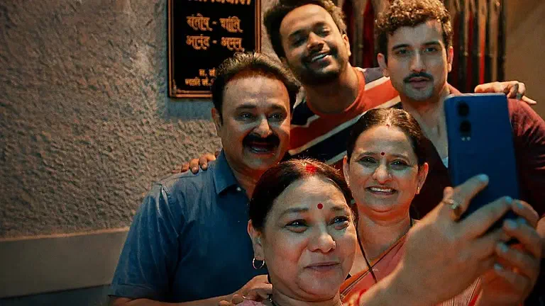 Image of scene from the film Gullak S05