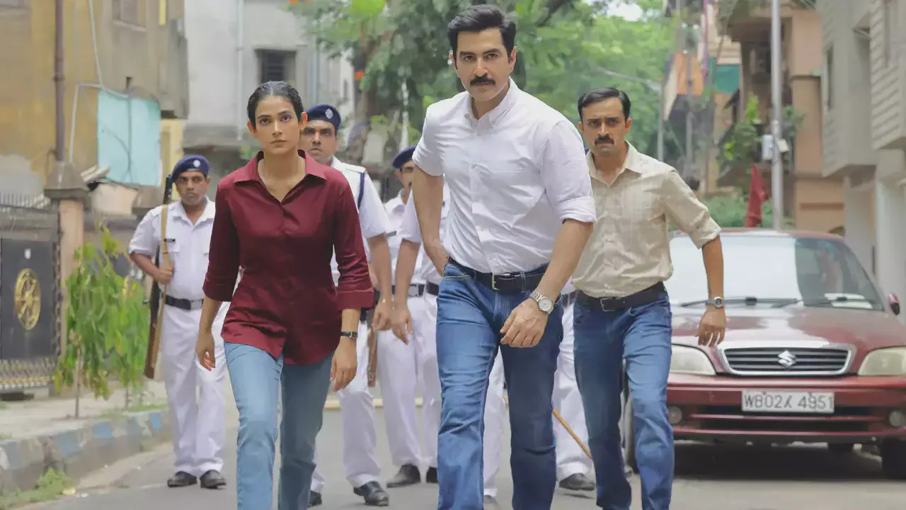 Image of scene from the film Khakee: The Bengal Chapter
