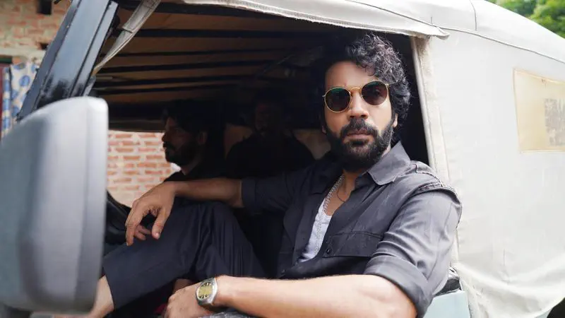 Image of scene from the film Maalik