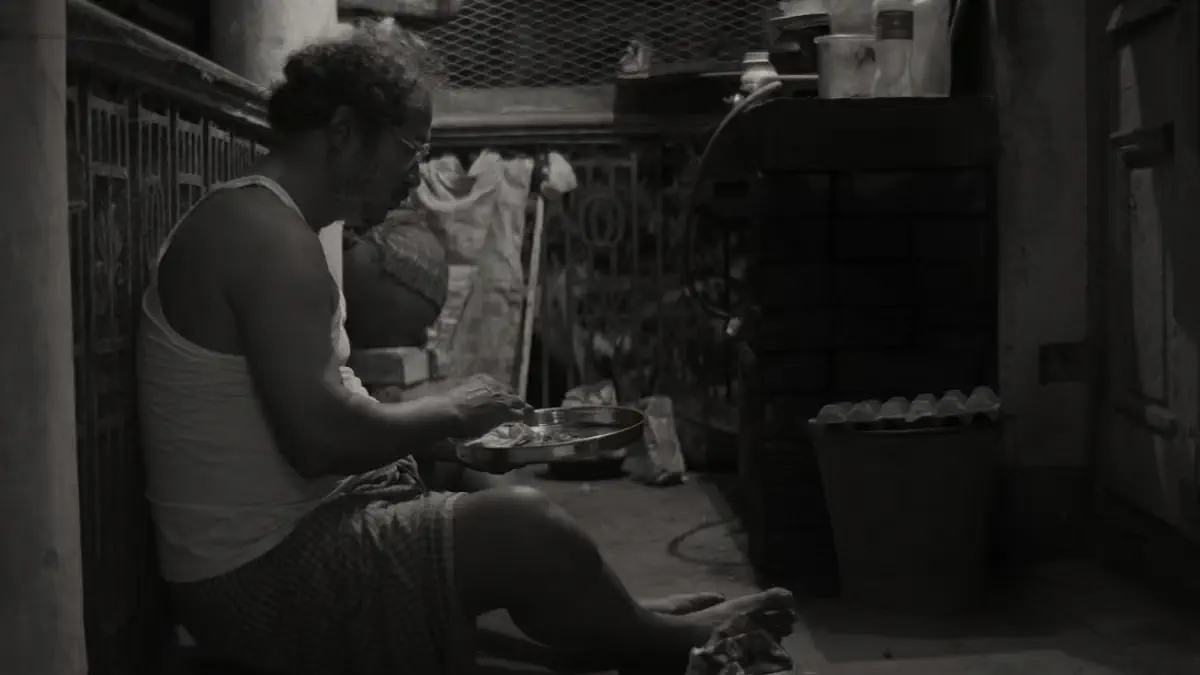 Image of scene from the film Manikbabur Megh