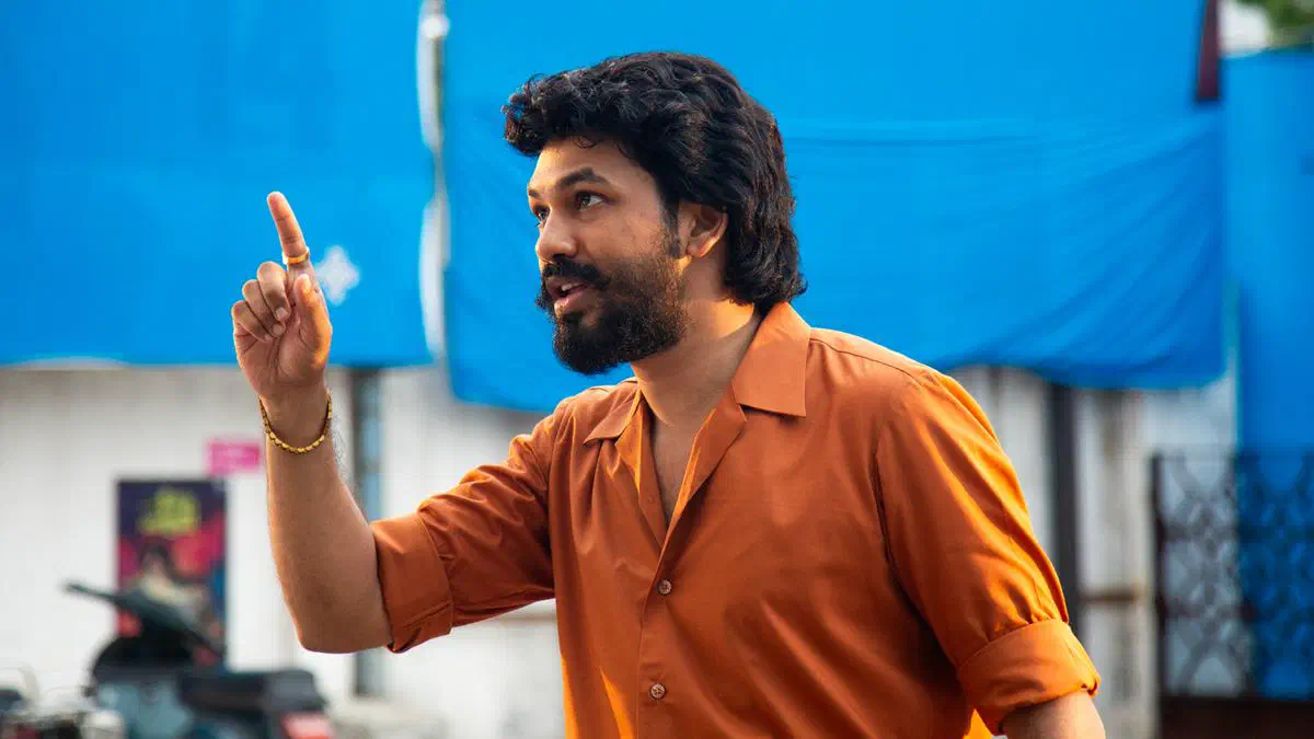 Image of scene from the film Meesaya Murukku 2