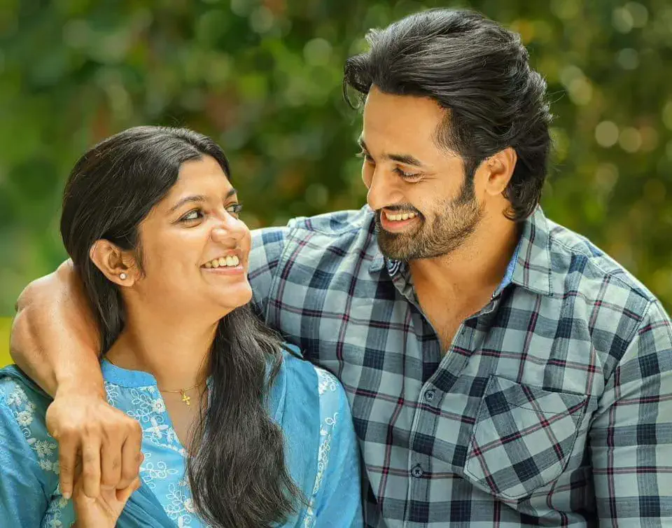 Image of scene from the film Mindiyum Paranjum