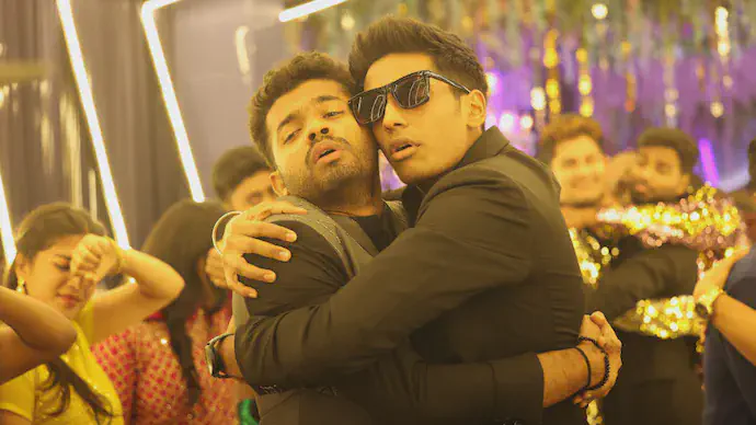 Image of scene from the film Nilavukku Enmel Ennadi Kobam