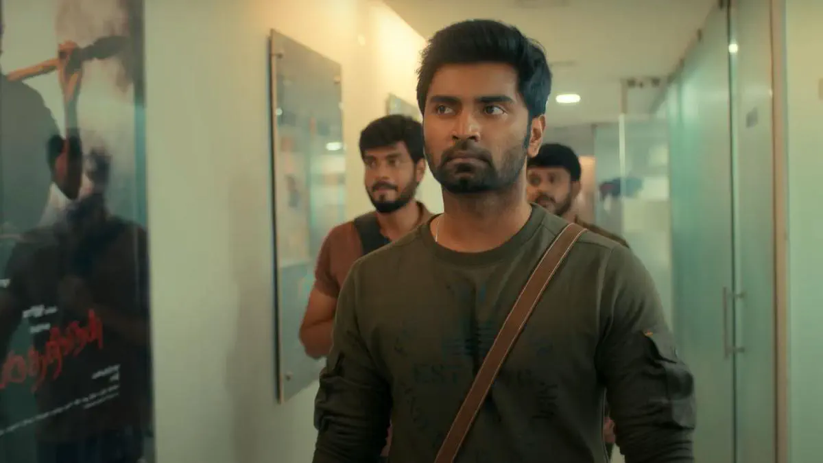 Image of scene from the film Nirangal Moondru