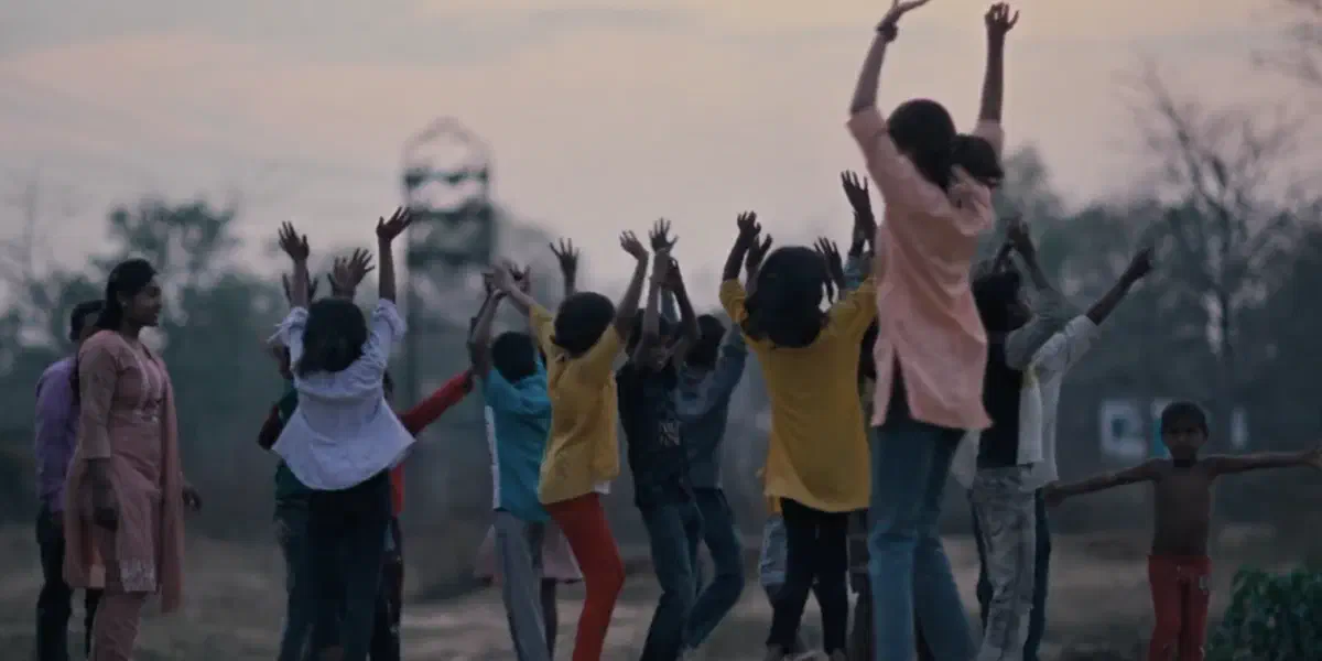 Image of scene from the film Nukkad Naatak