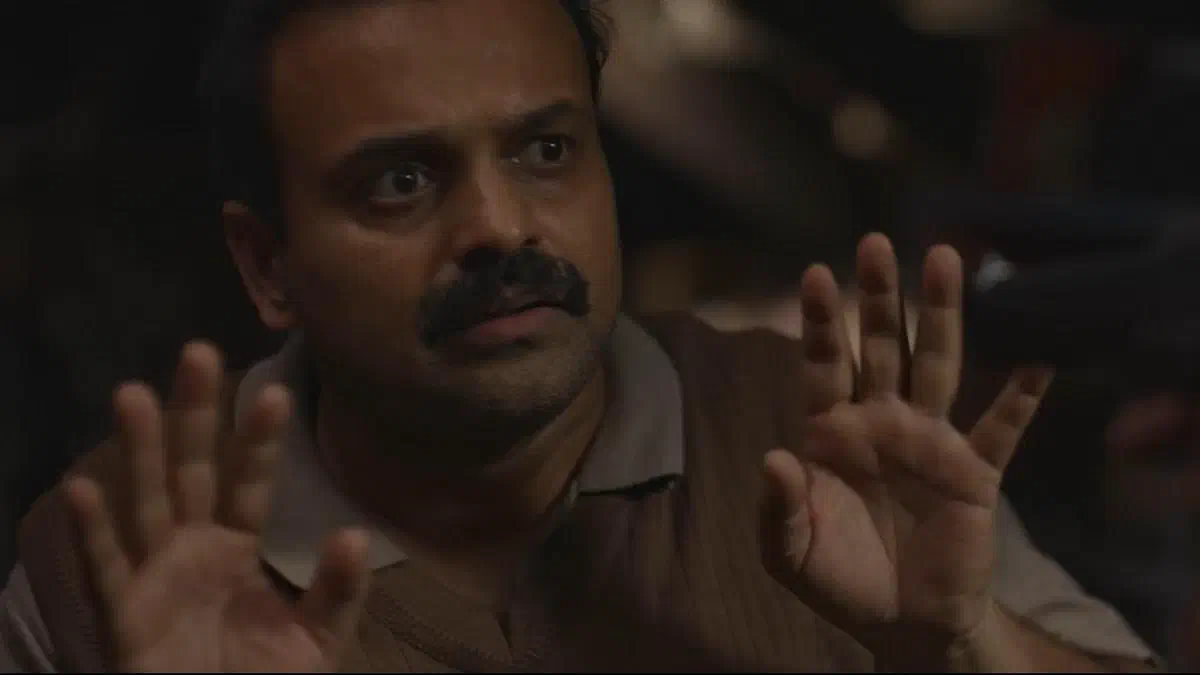 Image of scene from the film Oru Durooha Saahacharyathil