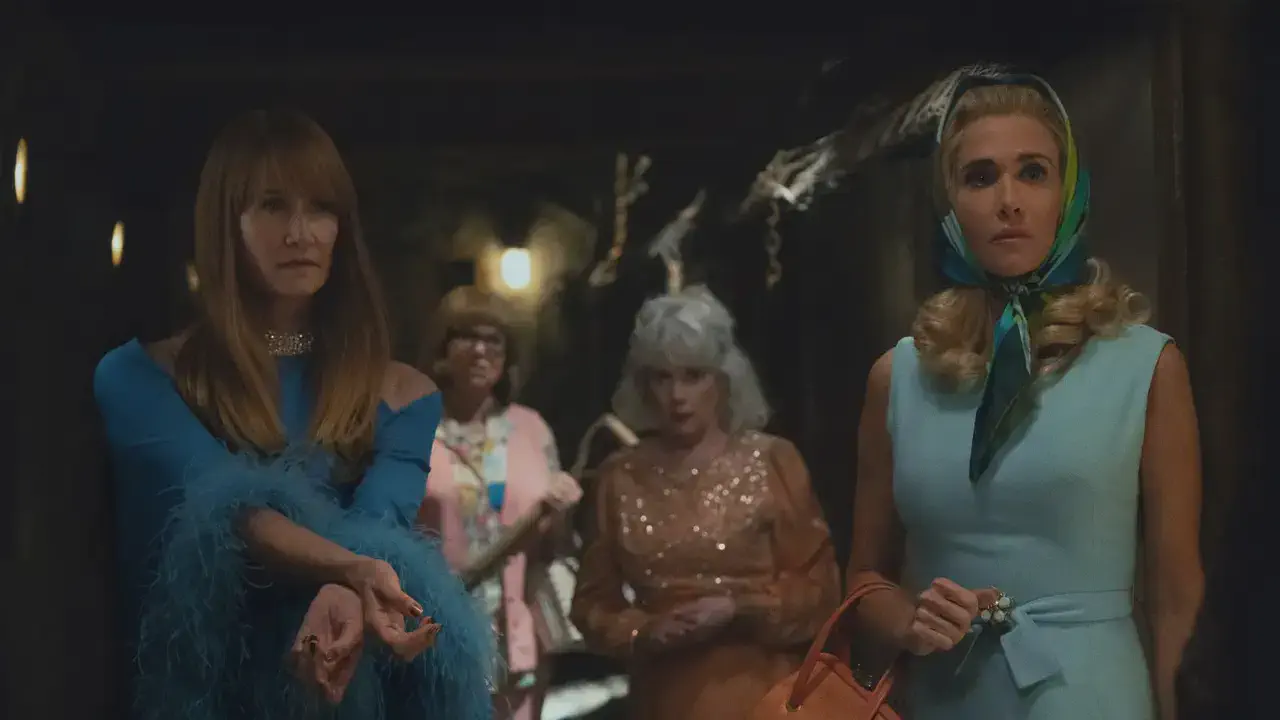 Image of scene from the film Palm Royale S02