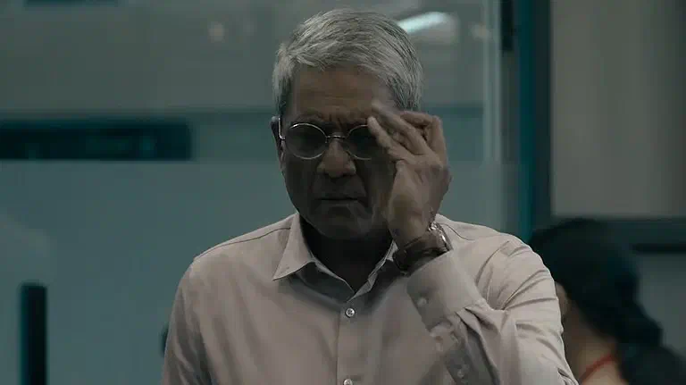 Image of scene from the film Reporting Live
