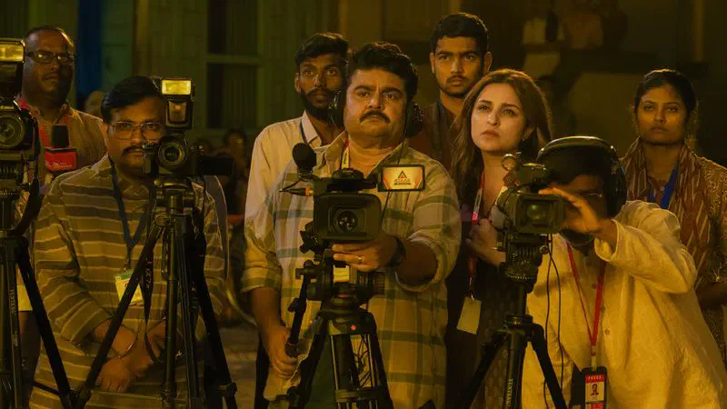 Image of scene from the film Reporting Live