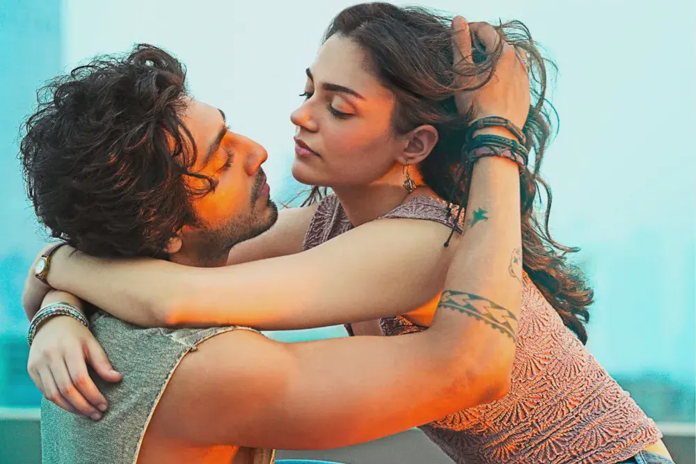 Image of scene from the film Saiyaara