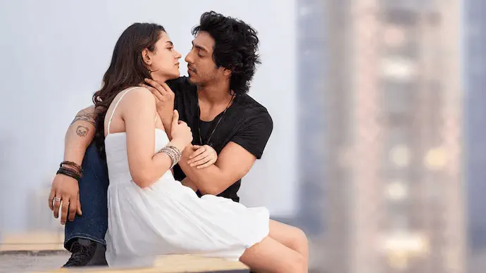 Image of scene from the film Saiyaara