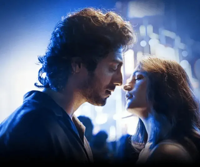 Image of scene from the film Saiyaara