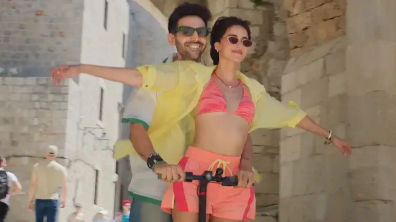 Image of scene from the film Tu Meri Main Tera Main Tera Tu Meri