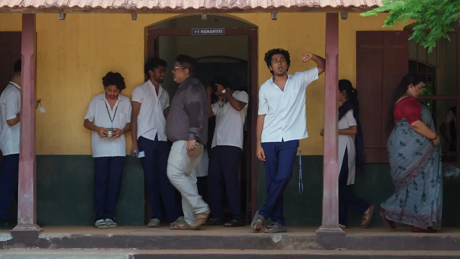 Image of scene from the film Vaazha II