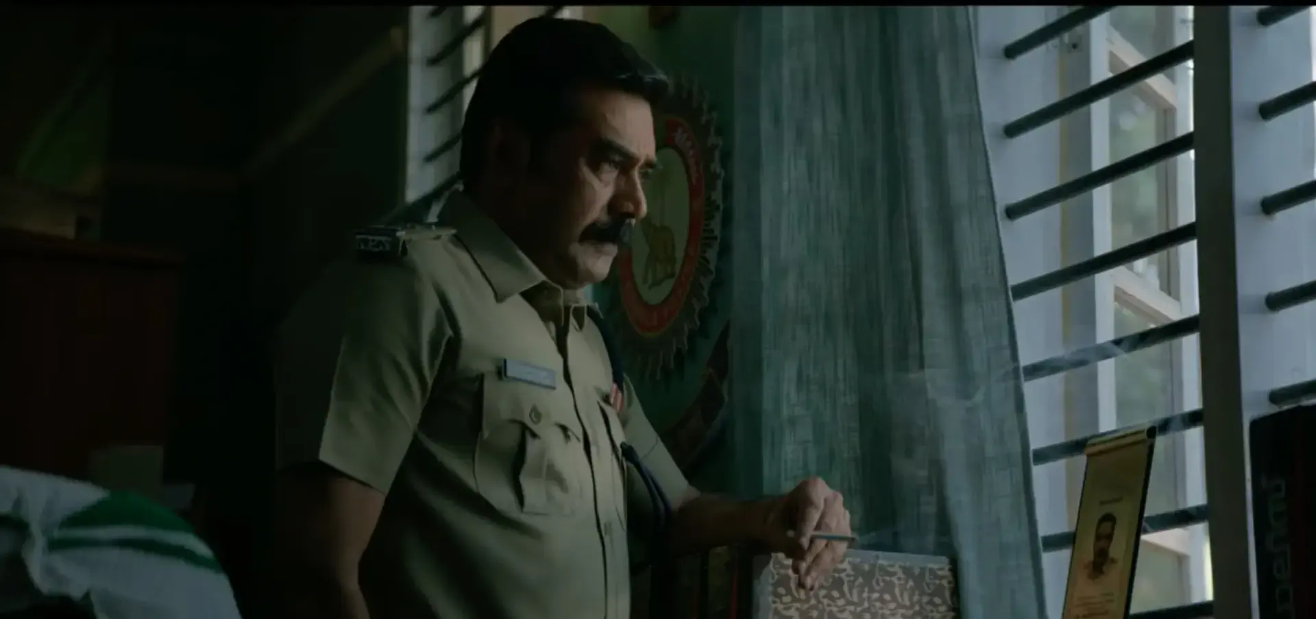 Image of scene from the film Valathu Vashathe Kallan