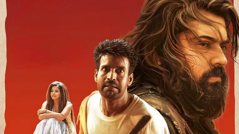 Image of scene from the film Yezhu Kadal Yezhu Malai