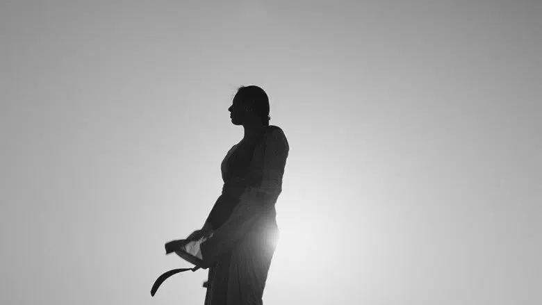 Image of scene from the film Birds in the Dark