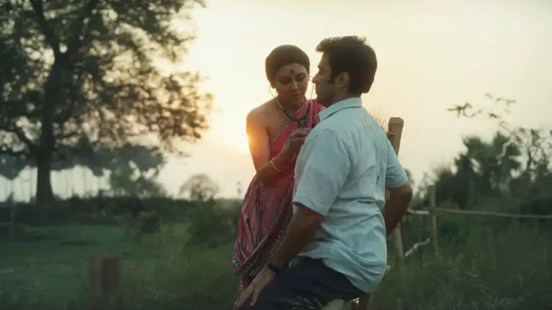 Image of scene from the film Putulnaacher Itikotha