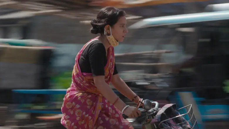 Image of scene from the film Baksho Bondi (Shadowbox)