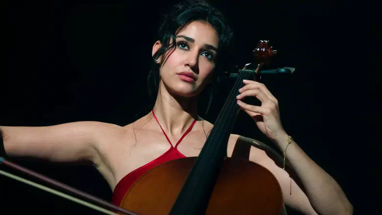 Image of scene from the film Awarapan 2