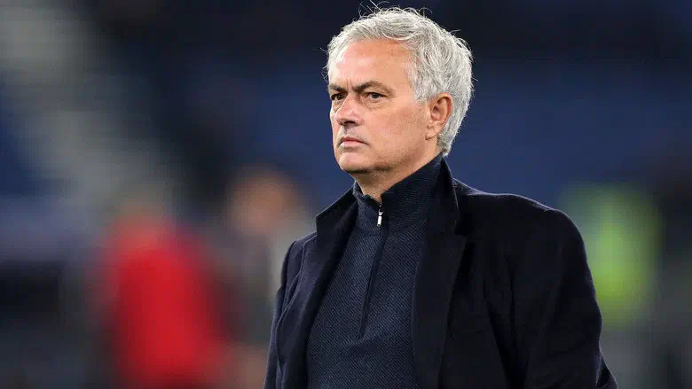 Image of scene from the film Mourinho